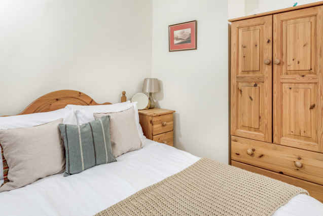 Tamarisk - Double bed and wardrobe