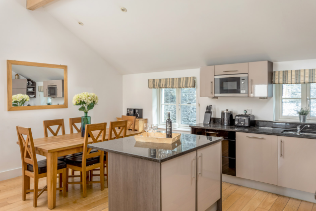 2 Mackerel Cottages - Kitchen and dining area