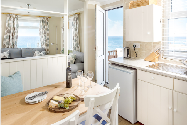 Sea Cottage - Dining and kitchen