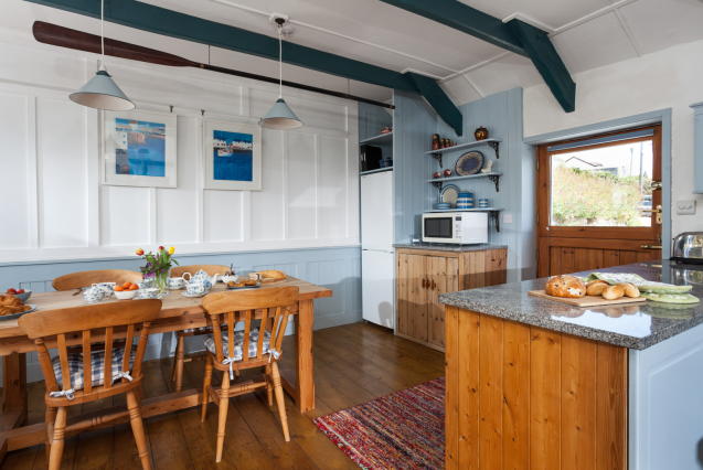 Compass Cottage - Kitchen and dining area